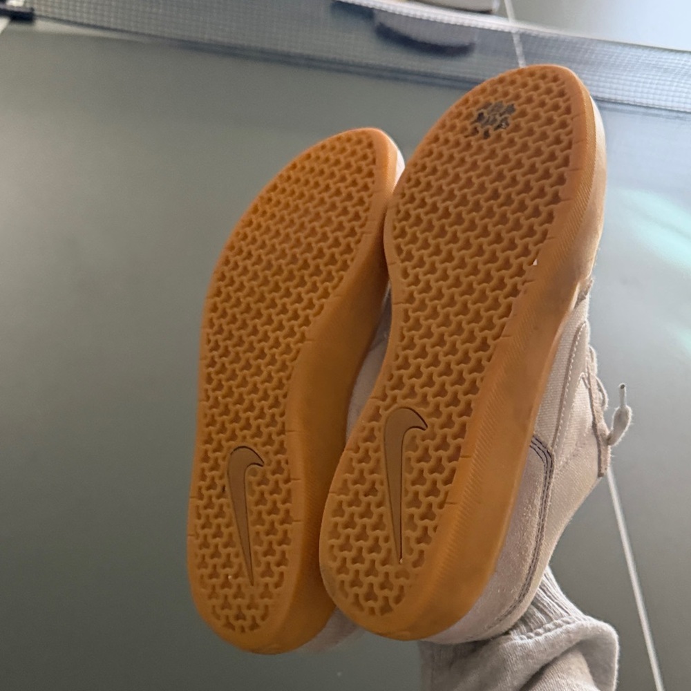 Nike Men's Light Gray Sneakers with Gum Sole - Picture 7 of 7